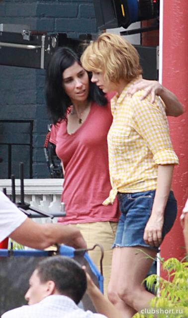 35923_michelle-williams-sarah-silverman-on-the-set-from.jpg